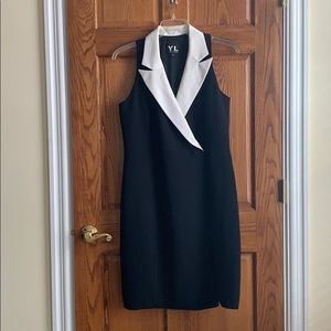 Sleeveless wrap dress with off-white lapel collar